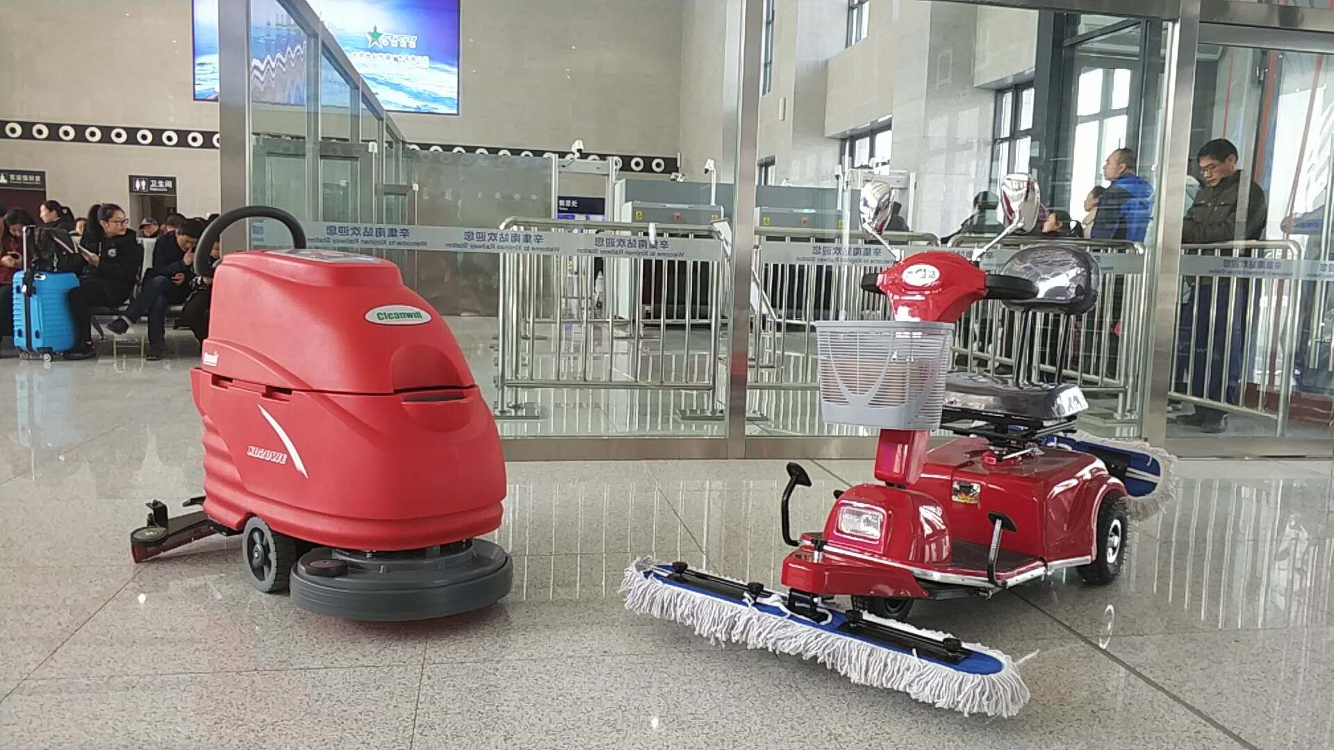 如何運用電動(dòng)塵推車(chē)對大理石地面清潔6