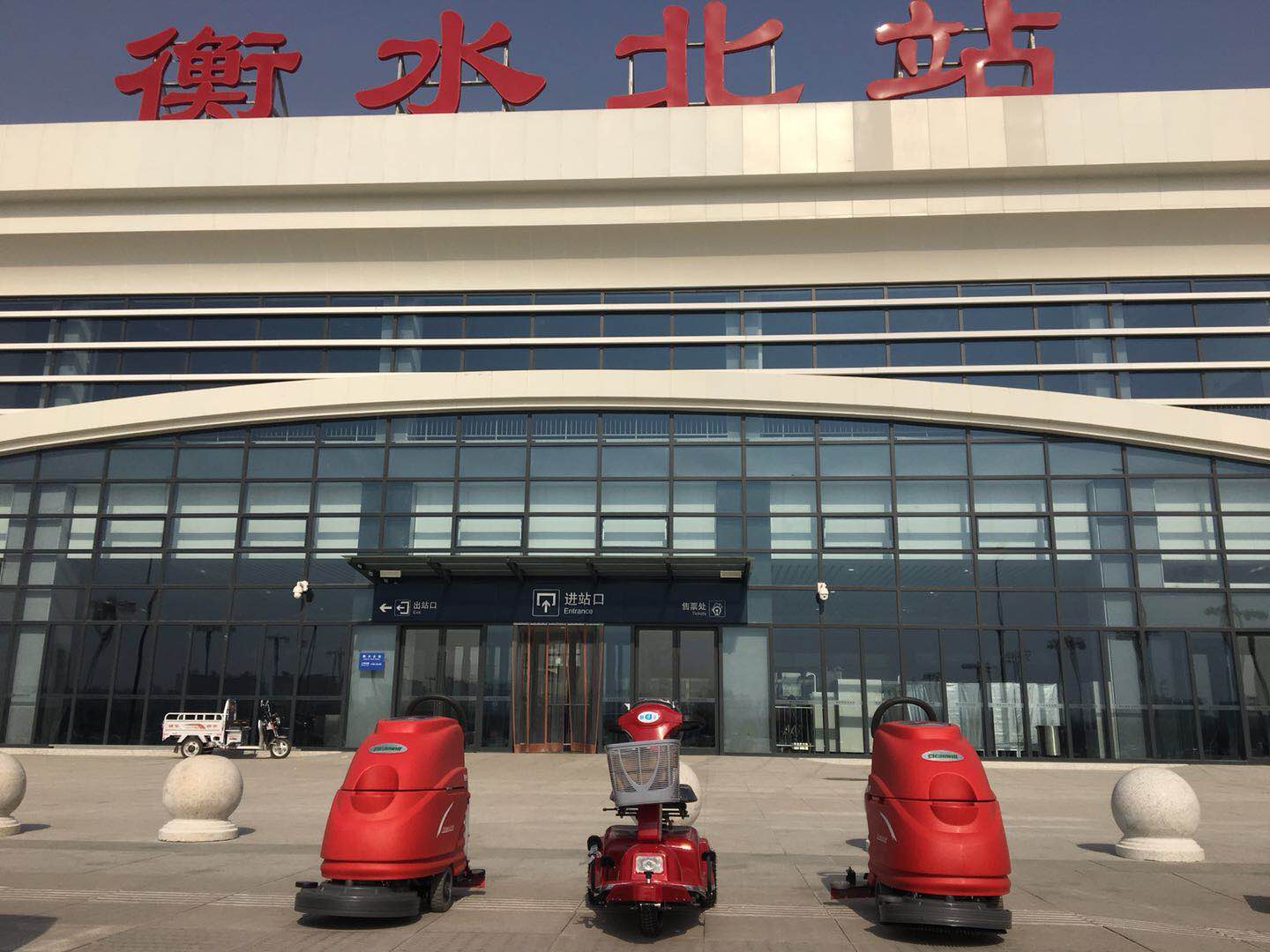 如何運用電動(dòng)塵推車(chē)對大理石地面清潔6