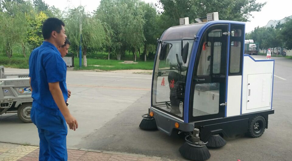 濱州大型工業(yè)園選擇鼎潔盛世全封閉掃地車(chē)清掃園區道路13