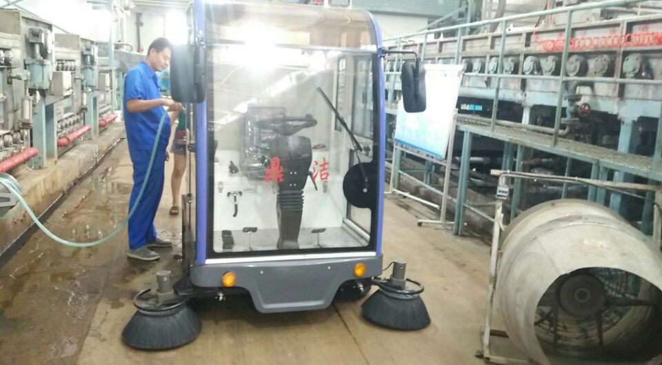 濱州大型工業(yè)園選擇鼎潔盛世全封閉掃地車(chē)清掃園區道路13