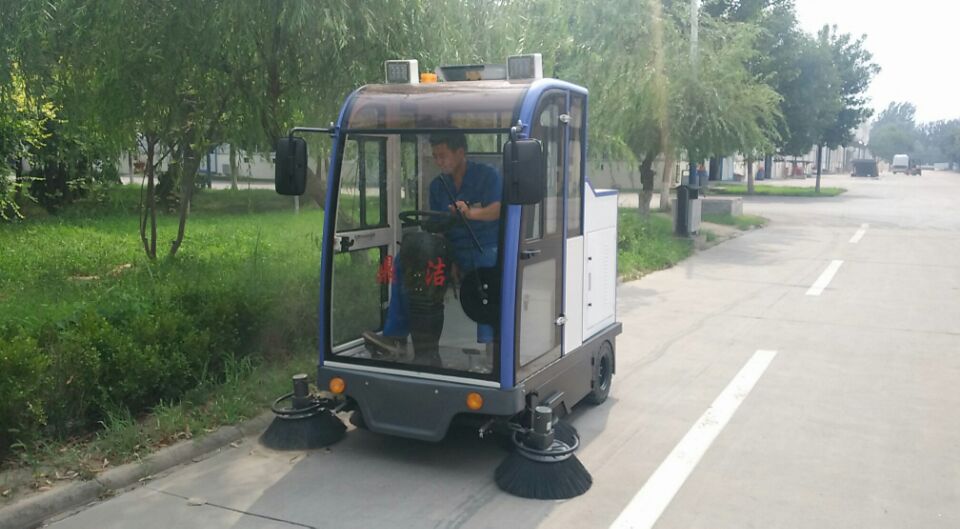濱州大型工業(yè)園選擇鼎潔盛世全封閉掃地車(chē)清掃園區道路13