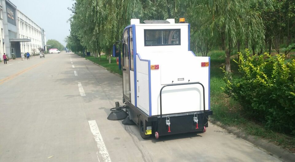 濱州大型工業(yè)園選擇鼎潔盛世全封閉掃地車(chē)清掃園區道路13