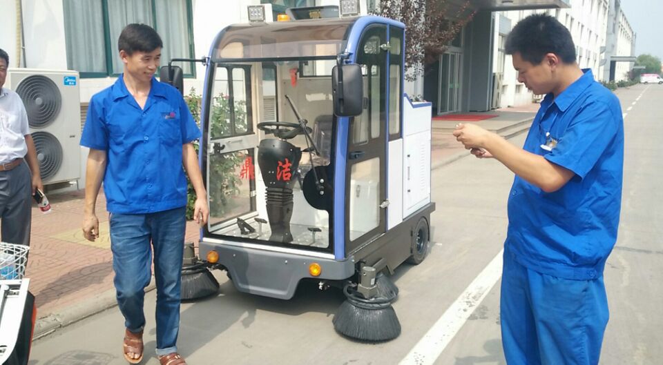 濱州大型工業(yè)園選擇鼎潔盛世全封閉掃地車(chē)清掃園區道路13